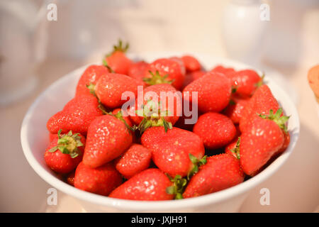 deliziosa frutta disposta sul tavolo per il ricevimento di nozze Foto Stock