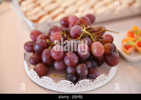 deliziosa frutta disposta sul tavolo per il ricevimento di nozze Foto Stock