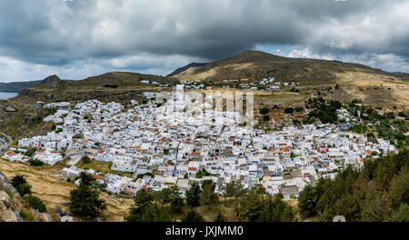 La città di Lindos su un bel giorno, vista dal castello di Lindos, l' isola di Rodi, Grecia Foto Stock