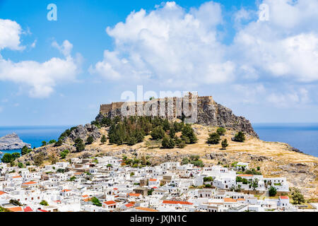 La città di Lindos e la vista del castello di Lindos su un bel giorno, l' isola di Rodi, Grecia Foto Stock