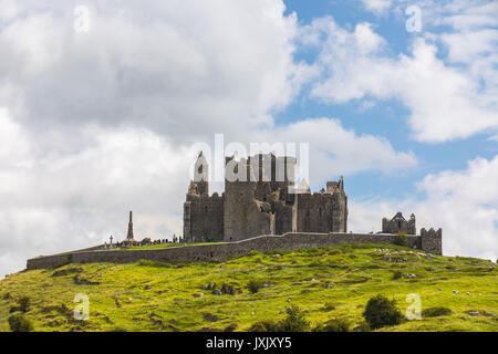 La Rocca di Cashel, noto anche come Cashel dei Re e San Patrizio Rock, è un sito storico situato a Cashel, nella contea di T Foto Stock