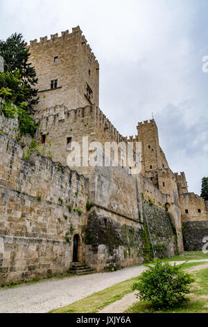 Pareti di Rodi città vecchia e Grand Master Palace, vista dal fossato, l' isola di Rodi, Grecia Foto Stock