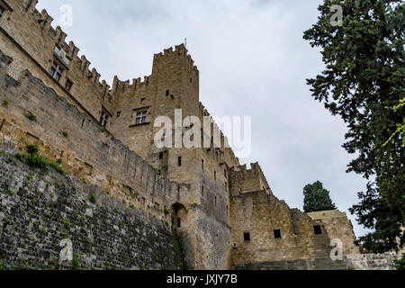 Pareti di Rodi città vecchia e Grand Master Palace, vista dal fossato, l' isola di Rodi, Grecia Foto Stock