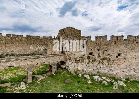 La seconda parte della Porta di San Giovanni (Koskinou Gate) e il ponte che conduce ad esso, Rodi città vecchia, Grecia Foto Stock