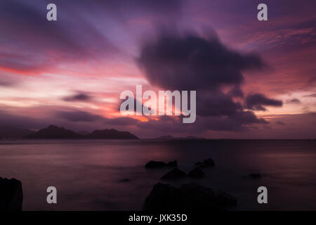 Colorato tramonto vista di Praslin e di La Digue e le Seicelle. Una lunga esposizione shot. Foto Stock