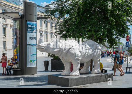 'Le Rhinocéros' scultura di Michel Audiard - sponsorizzato da McDonald's ristorante nel centro della citta' di Tours, Francia. Foto Stock