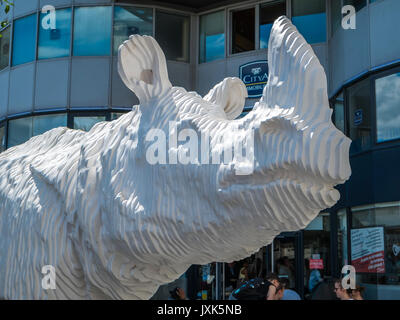 'Le Rhinocéros' scultura di Michel Audiard - sponsorizzato da McDonald's ristorante nel centro della citta' di Tours, Francia. Foto Stock
