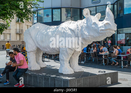 'Le Rhinocéros' scultura di Michel Audiard - sponsorizzato da McDonald's ristorante nel centro della citta' di Tours, Francia. Foto Stock