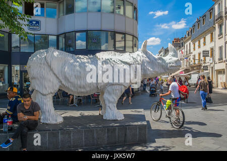 'Le Rhinocéros' scultura di Michel Audiard - sponsorizzato da McDonald's ristorante nel centro della citta' di Tours, Francia. Foto Stock