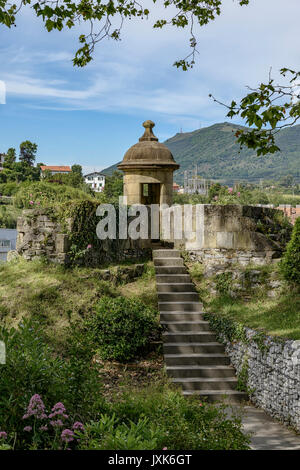 Baluarte de la Reina, un'antica fortificazione nella città vecchia di Hondarribia (Fuenterrabia) Paesi Baschi, Spagna, Europa. Foto Stock