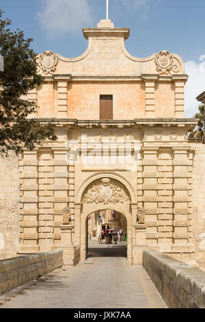 Un gateway di pietra nella città fortificata di Mdina Malta Foto Stock