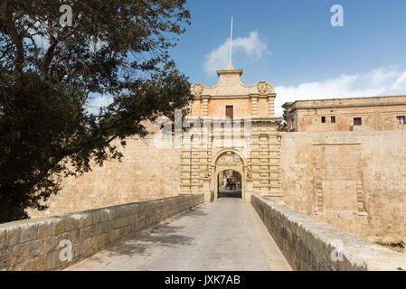 Un gateway di pietra nella città fortificata di Mdina Malta Foto Stock