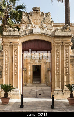 Un gateway di pietra nella città fortificata di Mdina Malta Foto Stock