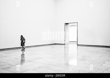 Una donna a piedi in una stanza vuota nel Museo Leopold Foto Stock