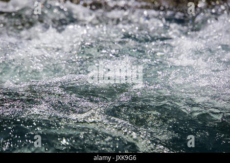 wave, white water texture for background. turbulent water flow over rocks in a mountain river Foto Stock