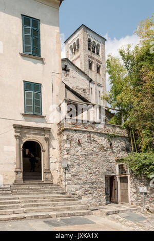 Entrata in pietra portale e campanile in background a Lago d'Orta, shot sulla luminosa giornata estiva sulla isola di San Giulio, Novara, Cusio, Italia Foto Stock