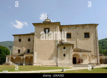 Vista laterale di Maria Vergine Chiesa, shot sulla luminosa giornata estiva a Scopello, Valsesia, Vercelli, Italia Foto Stock