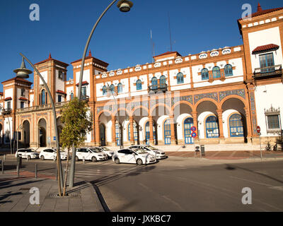 I taxi di colore bianco al di fuori storica stazione ferroviaria Edificio, Jerez de la Frontera, Spagna Foto Stock