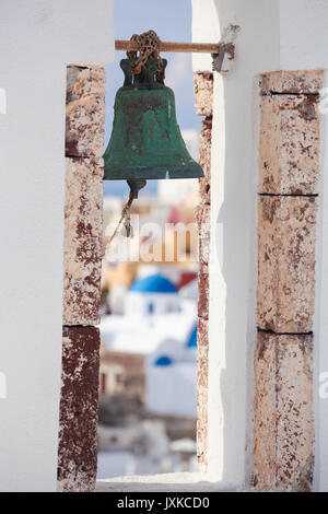 Campanile della chiesa contro le chiese nel villaggio di Oia a Santorini Island, Grecia Foto Stock