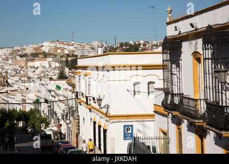 Parte moderna del villaggio di Arcos de la Frontera, la provincia di Cadiz Cadice, Spagna Foto Stock