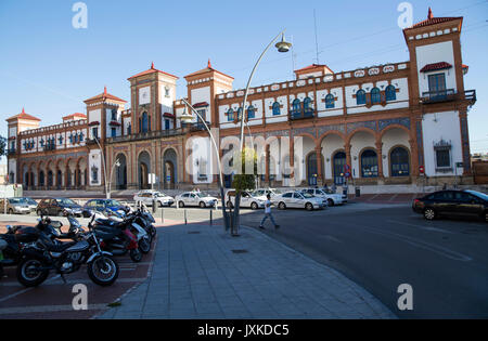 White taxi auto al di fuori del centro storico stazione ferroviaria Edificio, Jerez de la Frontera, Spagna Foto Stock