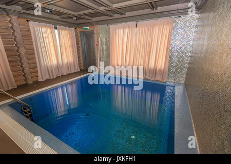 Nella piccola piscina sauna Foto Stock