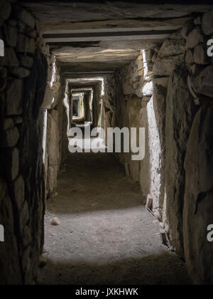 Knowth tumulo neolitico orientale Tomba di passaggio in Irlanda Foto Stock