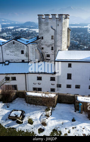 Il castello di Hohensalzburg di Salisburgo, Austria con neve e distanti Alpi su una giornata soleggiata con cielo blu Foto Stock