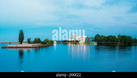 Paesaggio urbano di sera di Riga, Lettonia. Vista sulla Biblioteca nazionale della Lettonia. Riga Radio & TV Tower è la struttura più alto nell'UE. Il lungomare. Copia Foto Stock