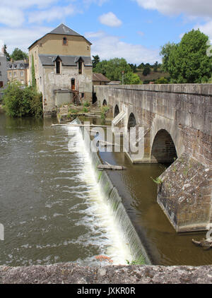 Vista del pittoresco ponte vecchio e sul fiume Sarthe come esso fluisce attraverso Fresnay sur Sarthe nel Pays de Loire regione della Francia occidentale. Foto Stock