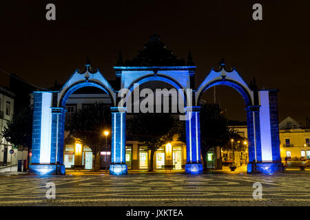 Portas da Cidade (City Gate) di notte, Ponta Delgada, Sao Miguel, Azzorre Foto Stock
