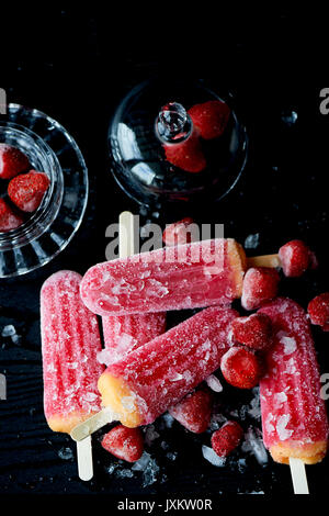 La gioventù pop di ghiaccio dal freezer. con un tocco di brina e ghiaccio. Aggiornamento del calore Foto Stock