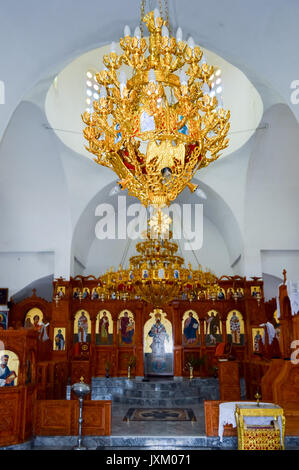 Altare in una piccola chiesa ortodossa in un piccolo villaggio di Creta Foto Stock