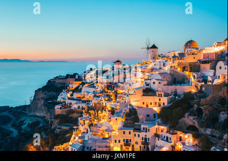 Oia Santorini Grecia al crepuscolo Foto Stock