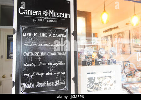 Bizzarre,piccola,Museo della telecamera e, Cafe,in Museum Street,vicino al British Museum,Bloomsbury,Londra,l'Inghilterra,UK,U.K.,l'Europa, Foto Stock