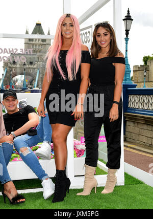 Sophie Kasaei e Chloe traghetto (sinistra) dal cast di Geordie Shore frequentando il photocall per avviare serie 15 della mostra a Londra. Foto Stock