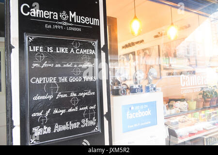 Bizzarre,piccola,Museo della telecamera e, Cafe,in Museum Street,vicino al British Museum,Bloomsbury,Londra,l'Inghilterra,UK,U.K.,l'Europa, Foto Stock