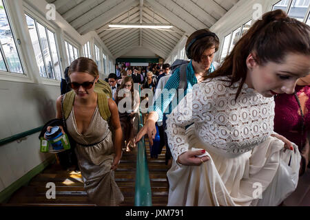 Giovani appassionati di opera arriva a Lewes stazione ferroviaria en route al Teatro dell'opera Glyndebourne per un designato ai sensi 30's prestazioni di Don Pasquale, Lewes, Regno Unito Foto Stock