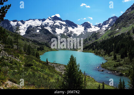 Lago di montagna. Bellissimo paesaggio di montagna con una piccola montagna e un lago Foto Stock