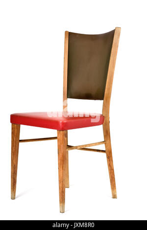 Una vecchia sedia rivestita in similpelle di vari colori, rosso e verde su sfondo bianco Foto Stock