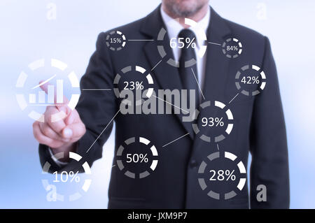 L'uomo premendo il pulsante digitale con aumento grafico sulla futuristica monitor touchscreen Foto Stock