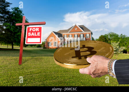 Imprenditore offerta di mano Bitcoin comprare casa Foto Stock