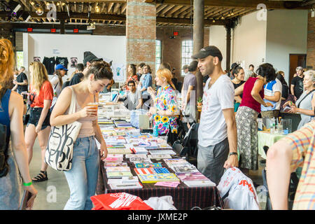 Sfoglia i visitatori Espositori' cabine a premere Play Fair in Red Hook quartiere di Brooklyn a New York Sabato, 5 agosto 2017. Il festival ha portato insieme piccole presse, etichette indipendenti di musica e creatori di zine per esporre e vendere i prodotti della loro abilità creative. (© Richard B. Levine) Foto Stock