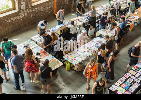 Sfoglia i visitatori Espositori' cabine a premere Play Fair in Red Hook quartiere di Brooklyn a New York Sabato, 5 agosto 2017. Il festival ha portato insieme piccole presse, etichette indipendenti di musica e creatori di zine per esporre e vendere i prodotti della loro abilità creative. (© Richard B. Levine) Foto Stock