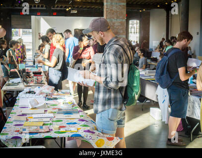 Sfoglia i visitatori Espositori' cabine a premere Play Fair in Red Hook quartiere di Brooklyn a New York Sabato, 5 agosto 2017. Il festival ha portato insieme piccole presse, etichette indipendenti di musica e creatori di zine per esporre e vendere i prodotti della loro abilità creative. (© Richard B. Levine) Foto Stock