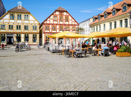 Neuer Markt la Piazza del Mercato con il cafe, Waren, Meclenburgo-Pomerania Occidentale, Germania Foto Stock