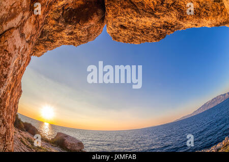 Vista da grotte al tramonto sull'isola di Zante in Grecia Foto Stock