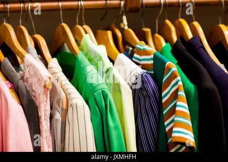 Abbigliamento vintage abiti su rotaia in antichi e vintage emporium Foto Stock