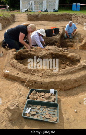 2017 Aylsham progetto romano - I partecipanti rivelano lentamente da più di una sola delle due antiche fornaci Foto Stock