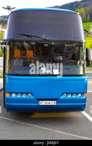 Boryspil, Ucraina - 1 Maggio 2017: autobus blu al Boryspil international airport Foto Stock